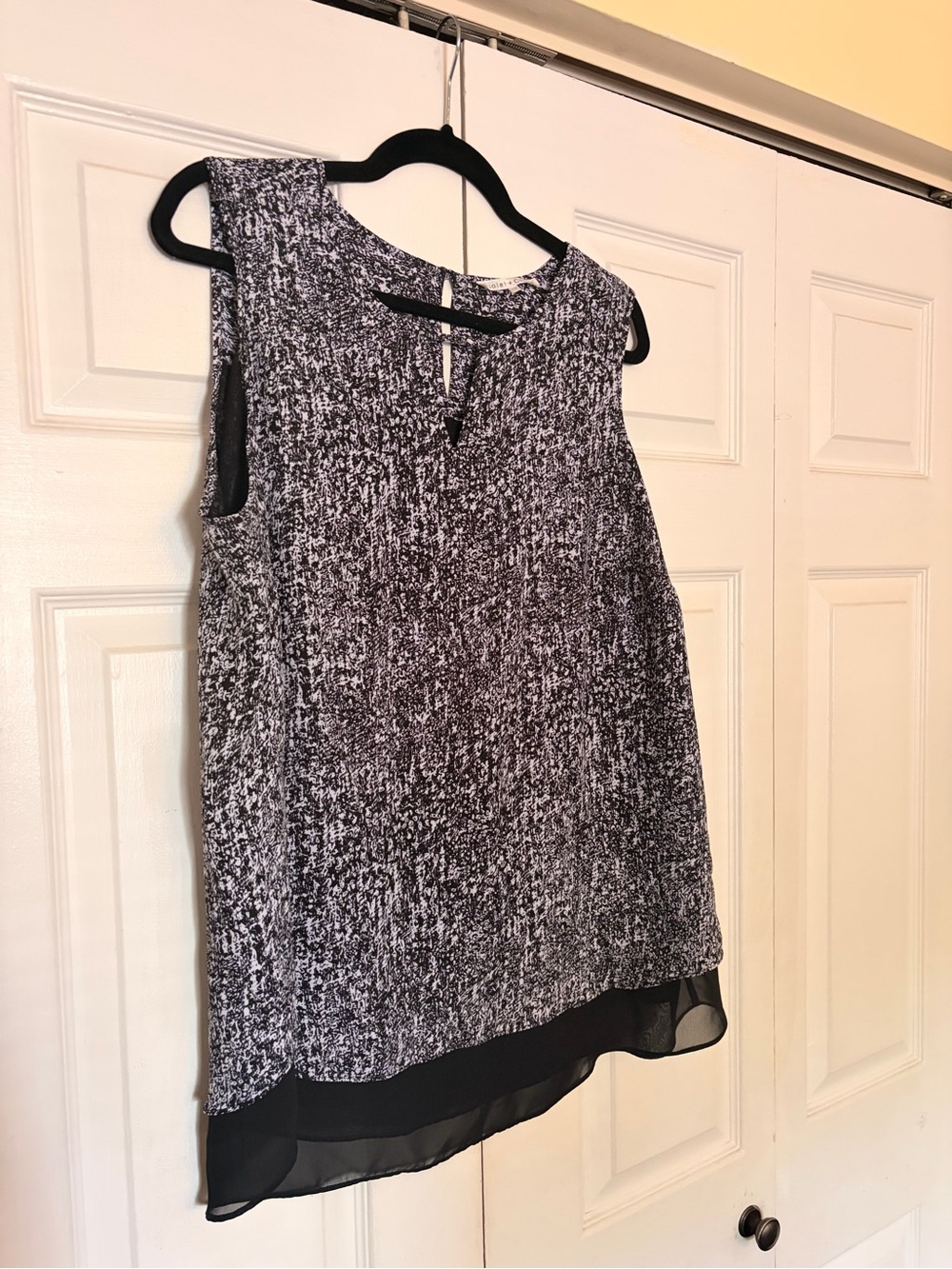 Violet & Claire Black and White Textured Sleeveless Camisole